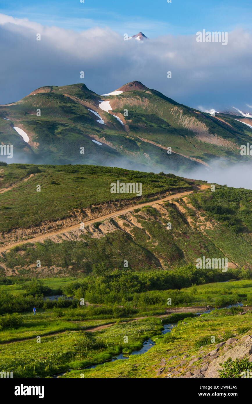 Spitze des Vulkans Wiljutschinsk Blick durch eine Wolke, Kamtschatka, Russland, Eurasien Stockfoto
