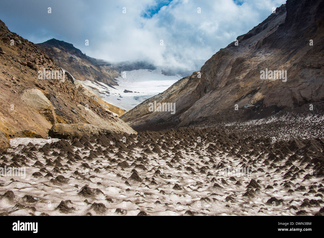 Kleine Sand Dämme auf ein Gletscherfeld am Mutnowski Vulkan, Kamtschatka, Russland, Eurasien Stockfoto