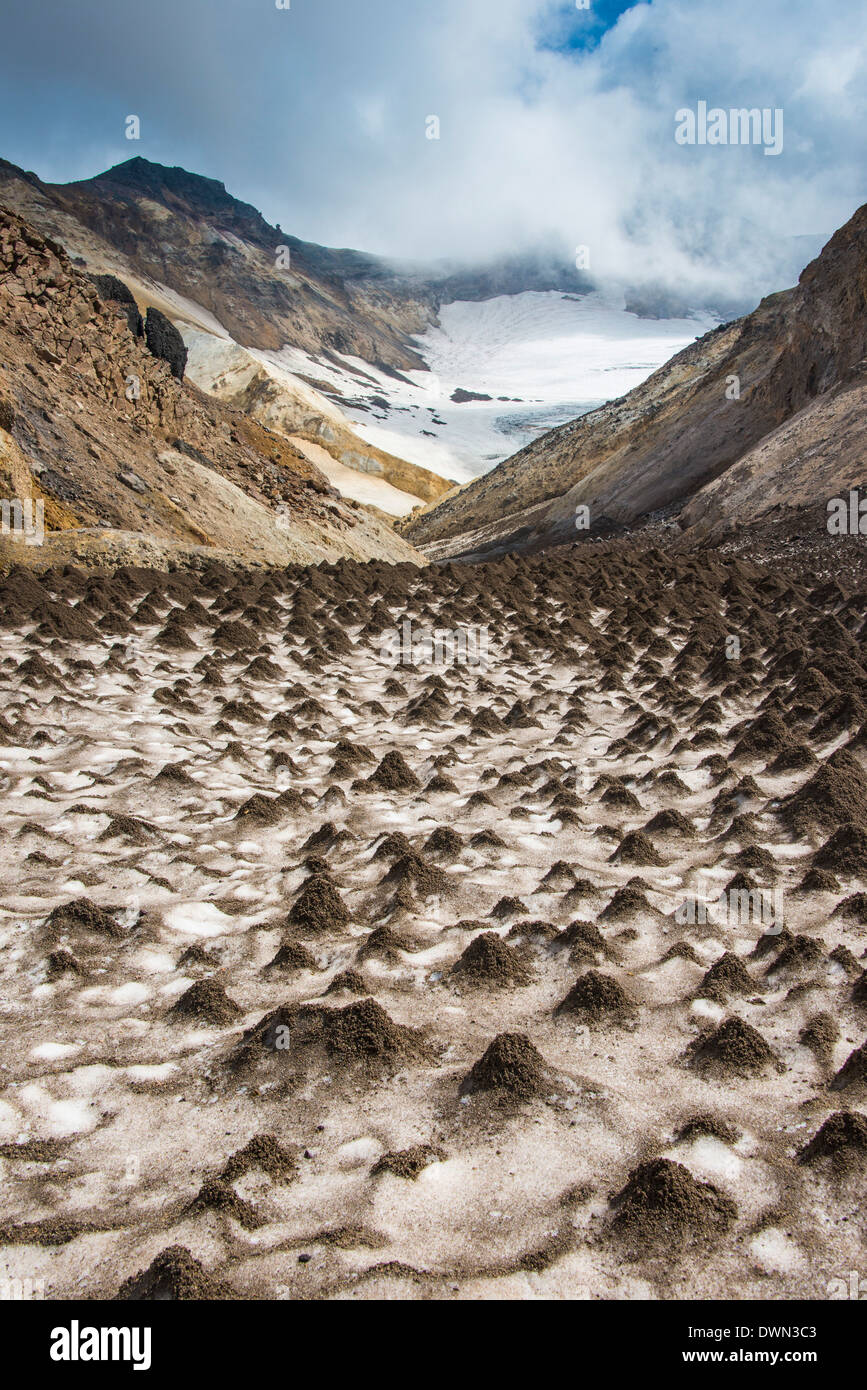 Kleine Sand Dämme auf ein Gletscherfeld am Mutnowski Vulkan, Kamtschatka, Russland, Eurasien Stockfoto