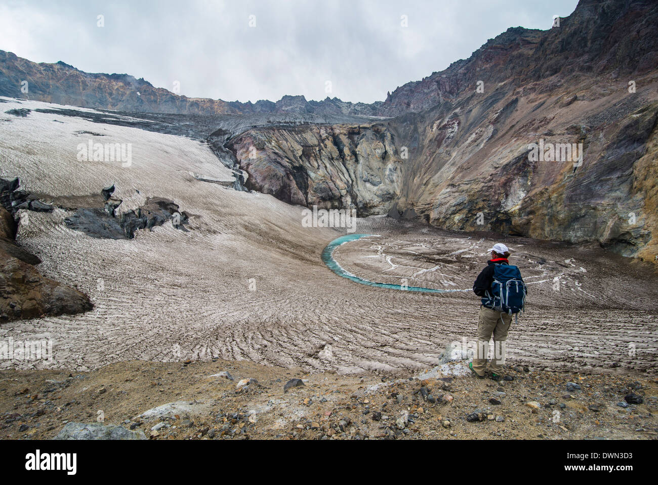 Tourist, stehend auf einem Glacierfield am Mutnowski Vulkan, Kamtschatka, Russland, Eurasien Stockfoto