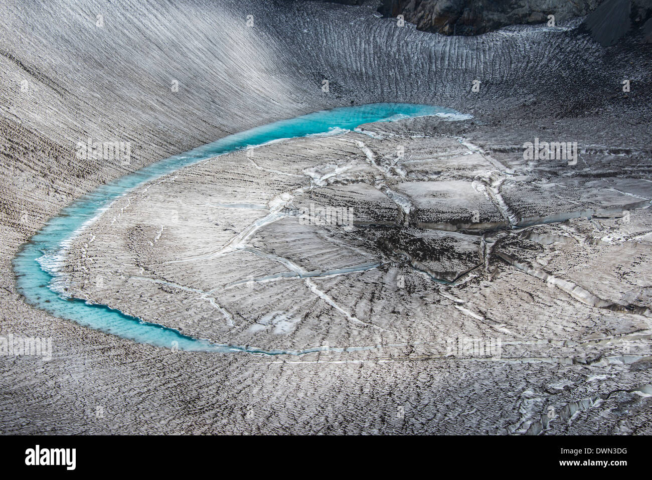 Blaue Gletscherwasser in einem Gletscher am Mutnowski Vulkan, Kamtschatka, Russland, Eurasien Stockfoto