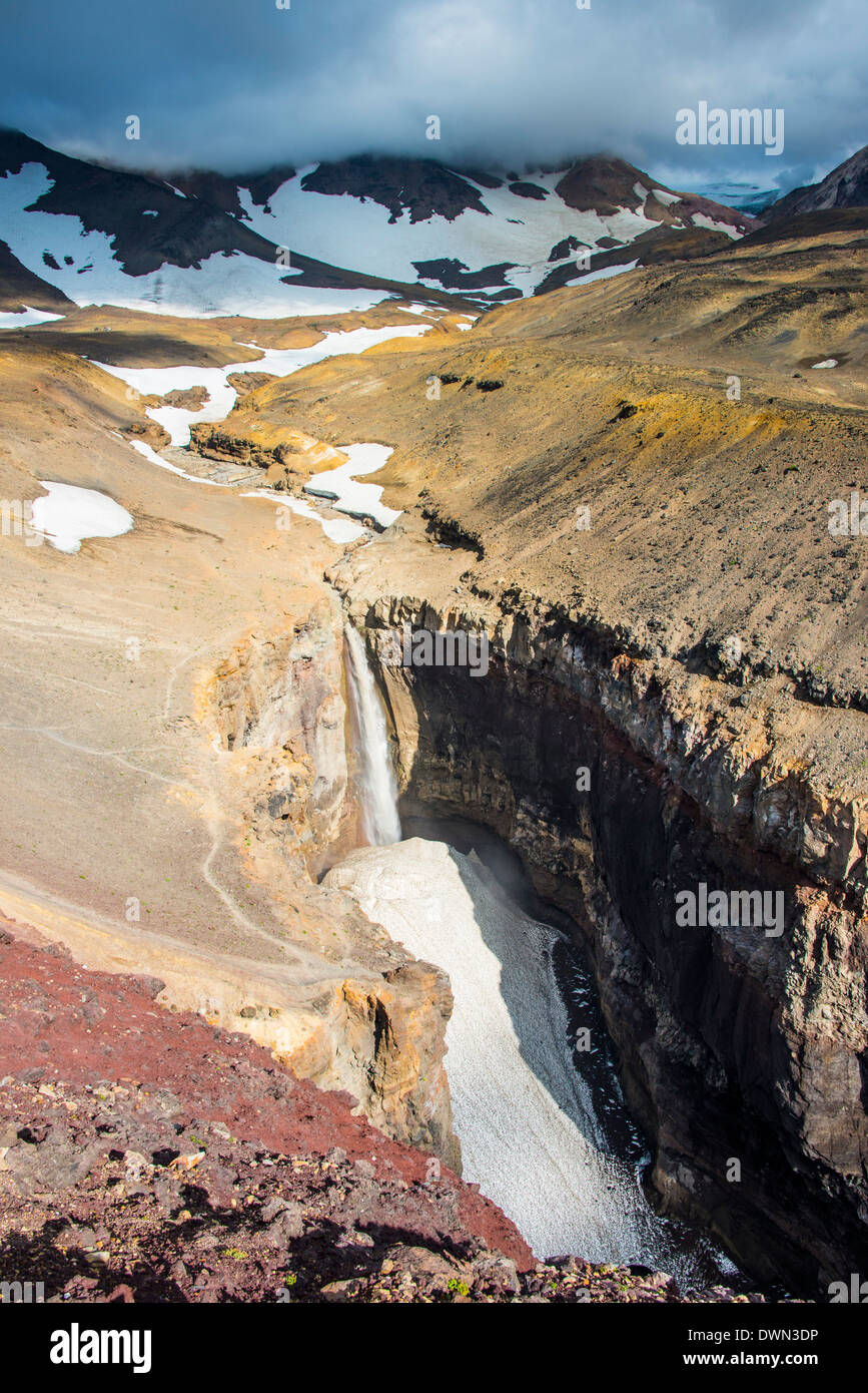 Halb gefrorenen Wasserfall unterhalb Mutnovsky Vulkan, Kamtschatka, Russland, Eurasien Stockfoto