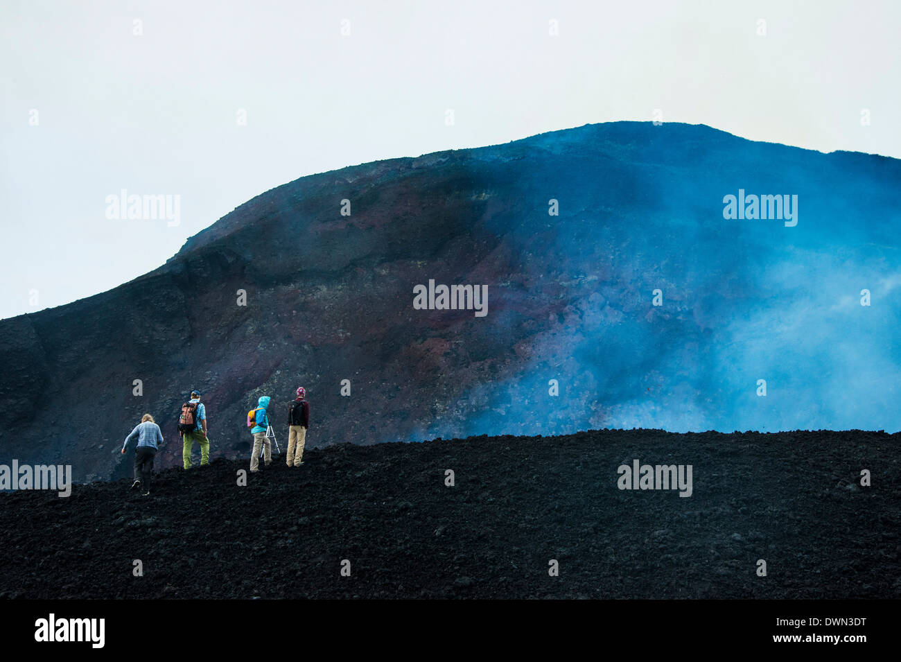 Touristen auf der Suche auf eine aktive Lava Eruption auf den Tolbachik Vulkan, Kamtschatka, Russland, Eurasien Stockfoto