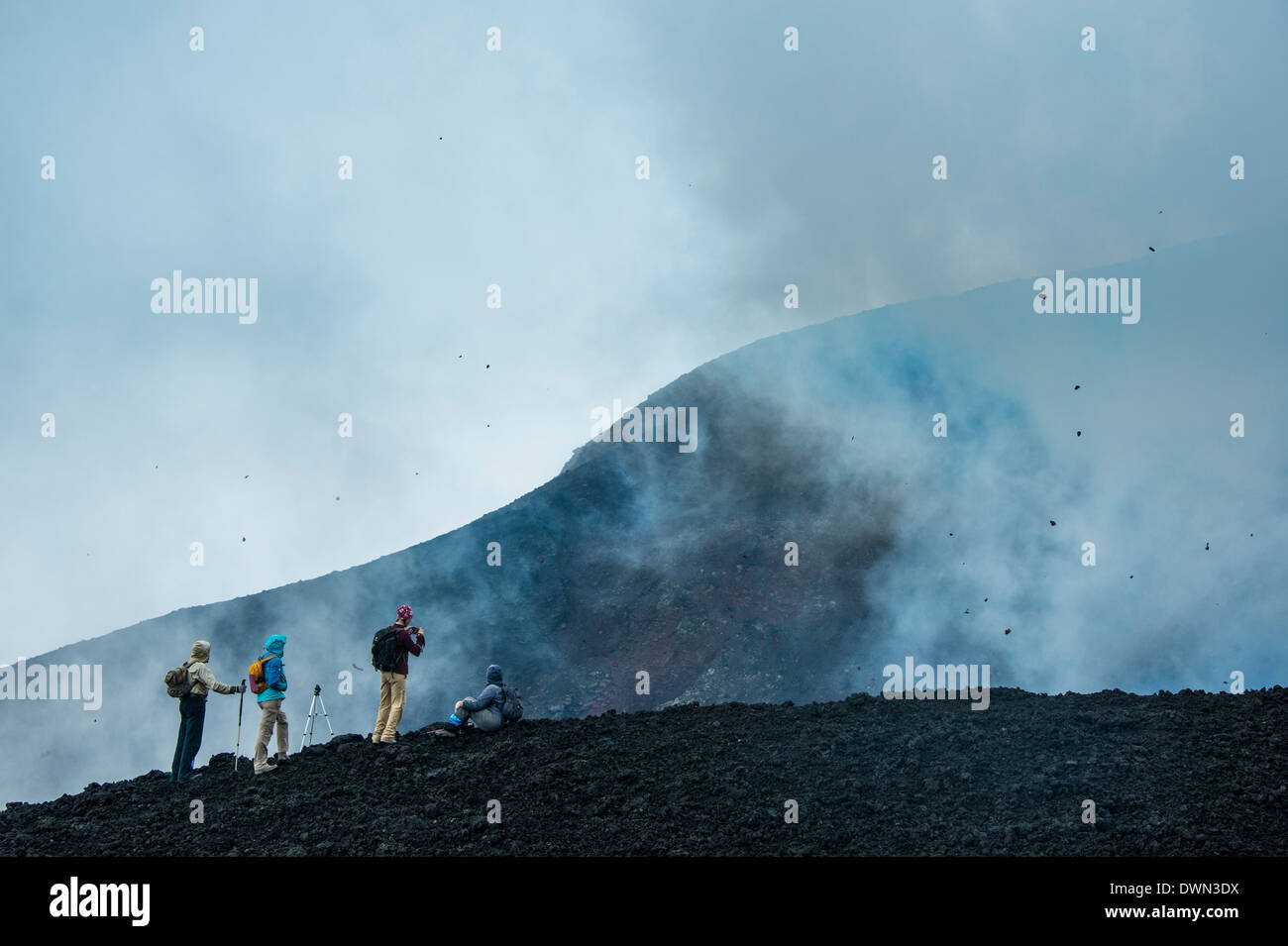 Touristen auf der Suche auf eine aktive Lava Eruption auf den Tolbachik Vulkan, Kamtschatka, Russland, Eurasien Stockfoto