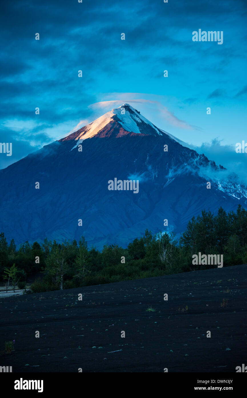 Tolbachik Vulkan bei Sonnenuntergang, Kamtschatka, Russland, Eurasia Stockfoto