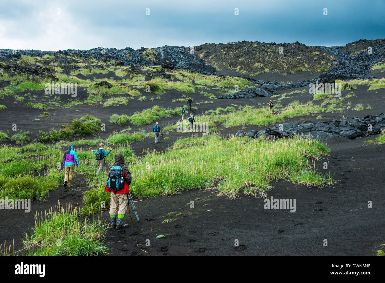 Touristen, die zu Fuß durch die Lavalandschaft der Tolbachik Vulkan, Kamtschatka, Russland, Eurasia Stockfoto