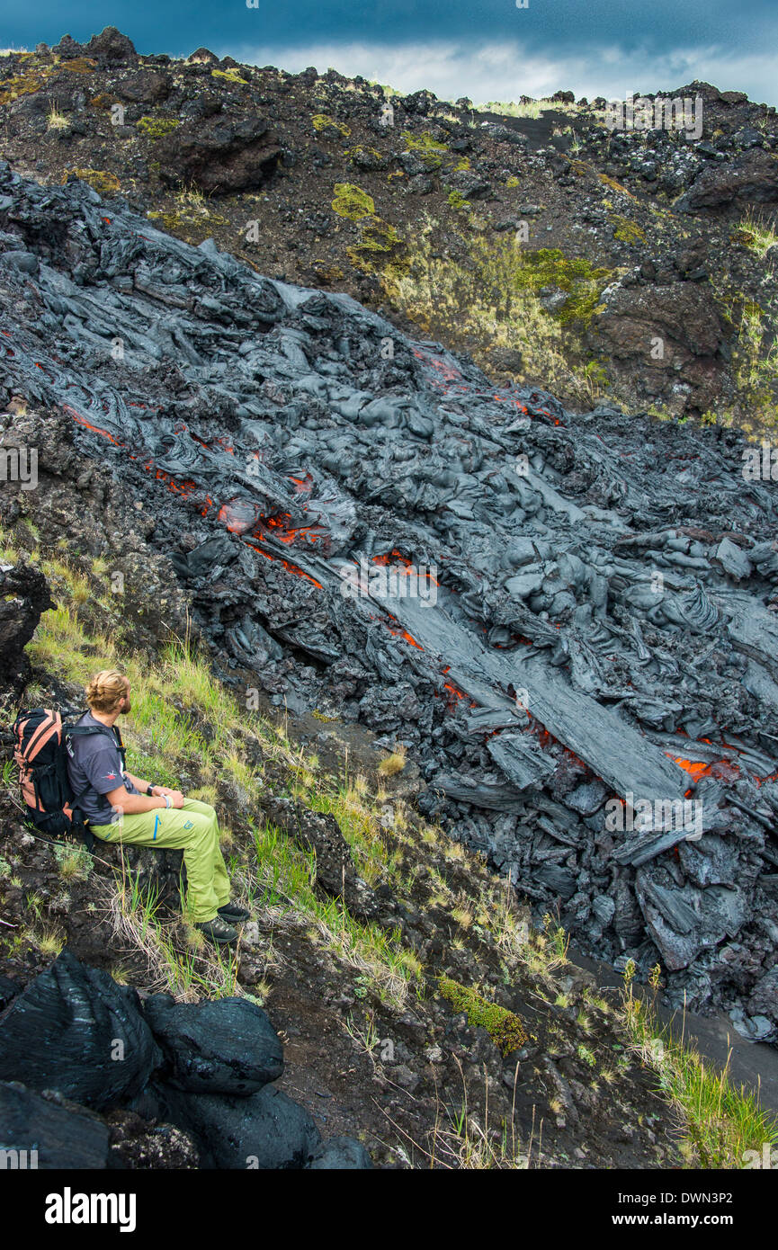 Mann beobachtet eine aktive Lavastrom, Vulkan Tolbachik, Kamtschatka, Russland, Eurasien Stockfoto