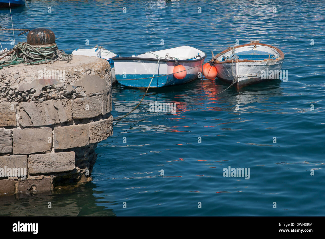 Kleines Boot im Hafen von Tarifa Stockfoto