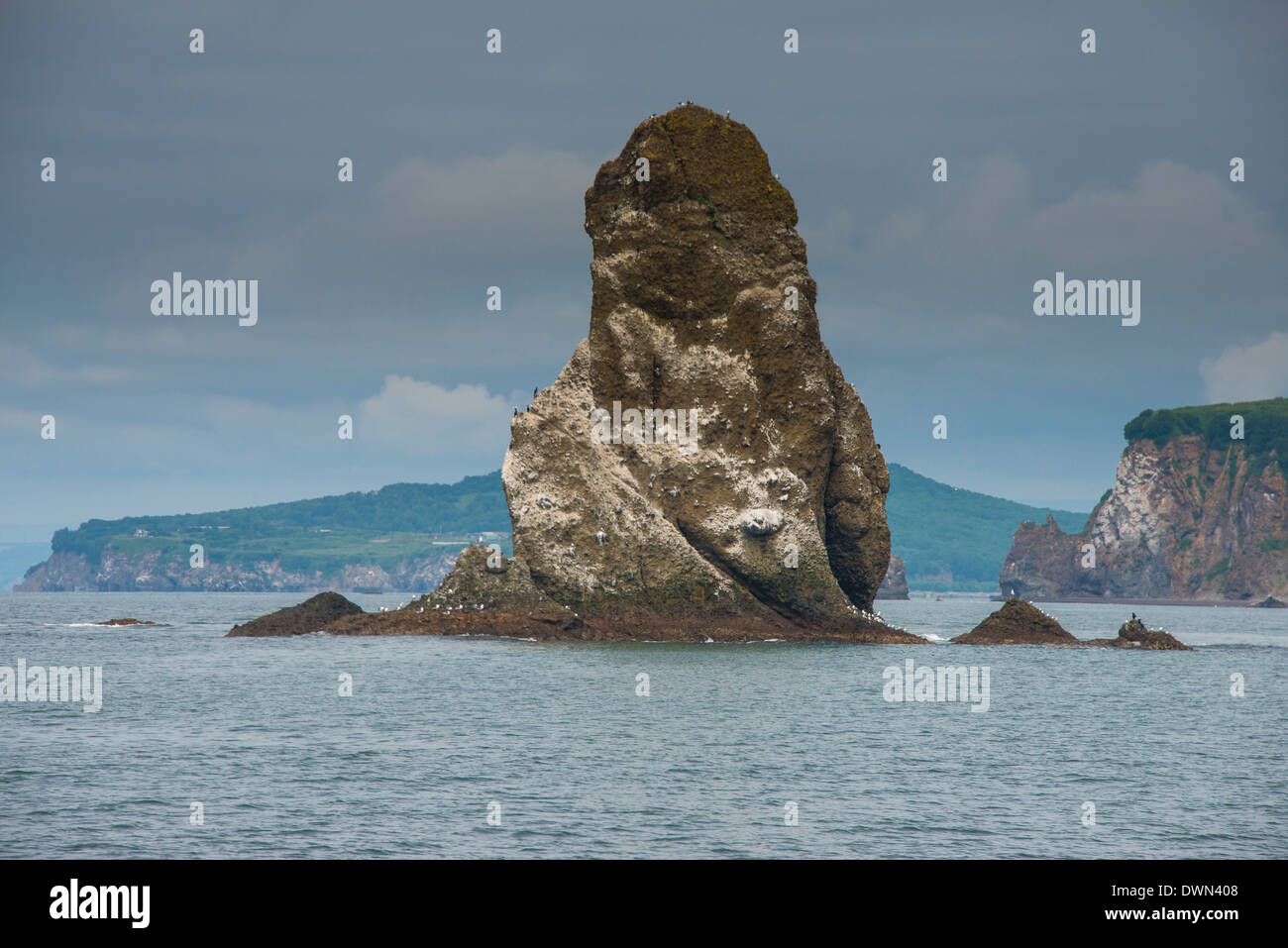 Großen Monolith in der Awatscha-Bucht in der Nähe von Petropawlowsk-Kamtschatski, Kamtschatka, Russland und Eurasien Stockfoto