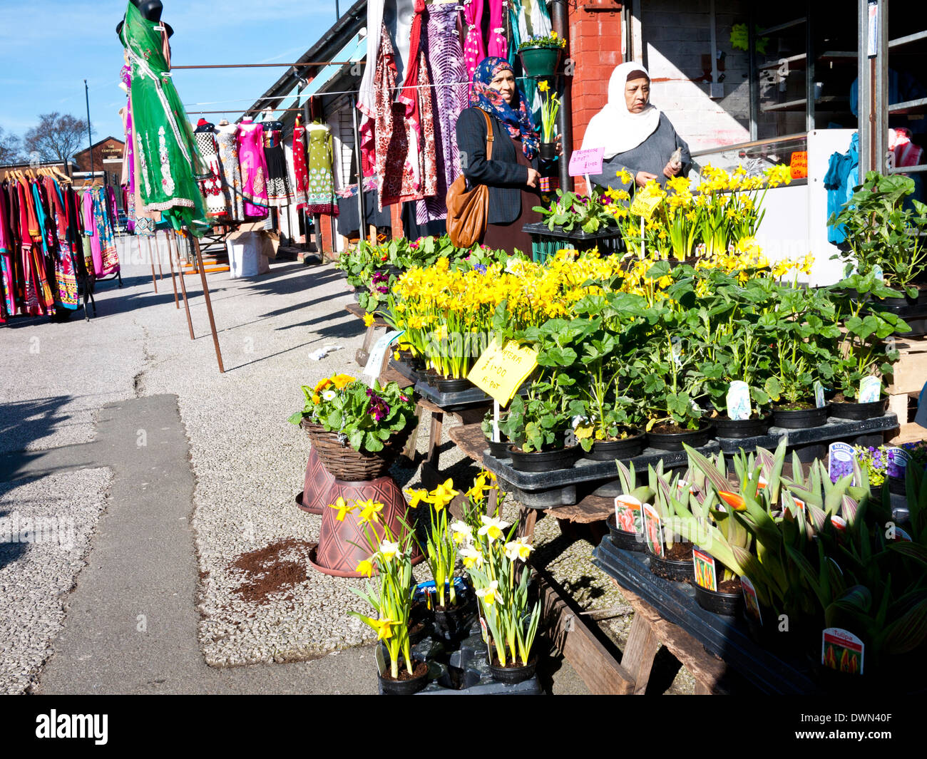 Asiatische Frau Blumen auf Oldham Markt, Oldham, größere Manchester, UK zu kaufen. Stockfoto