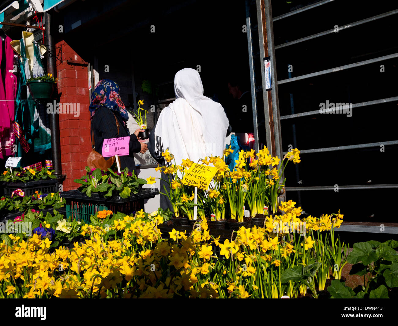 Asiatische Frau Blumen auf Oldham Markt, Oldham, größere Manchester, UK zu kaufen. Stockfoto