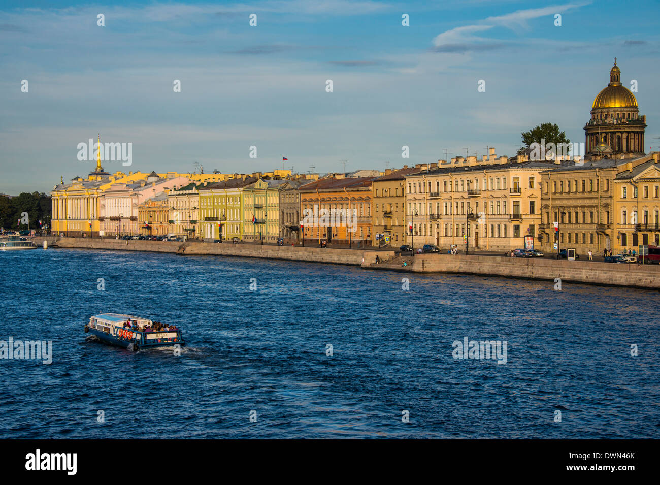 Stadt Zentrum von St. Petersburg aus der Newa bei Sonnenuntergang mit St. Isaac Cathedral im Hintergrund, St. Petersburg, Russland Stockfoto