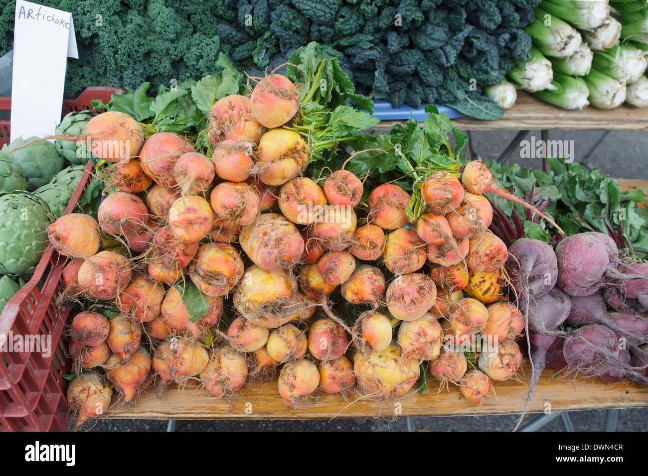 Frische rote Beete und Gemüse auf einem Bauernmärkte Stockfoto