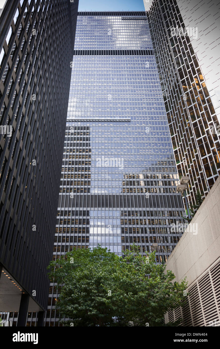 Blickte zu den Hochhäusern des Geschäftsviertels in der Innenstadt von Toronto. Stockfoto