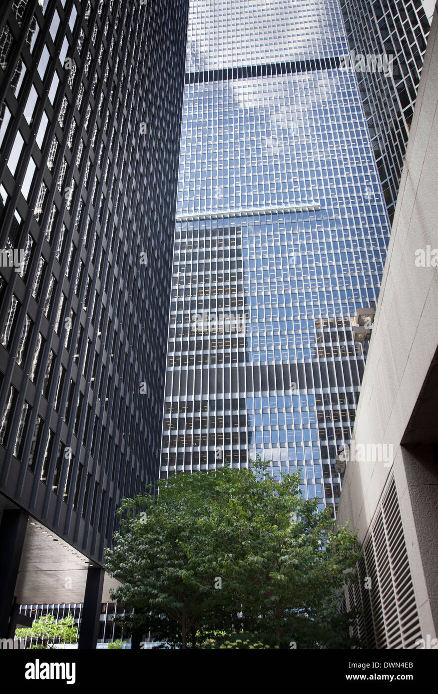 Auf der Suche zwischen den Hochhäusern des Royal Bank Plaza, das Dominion Centre, Geschäftsviertel, Innenstadt Toronto. Stockfoto