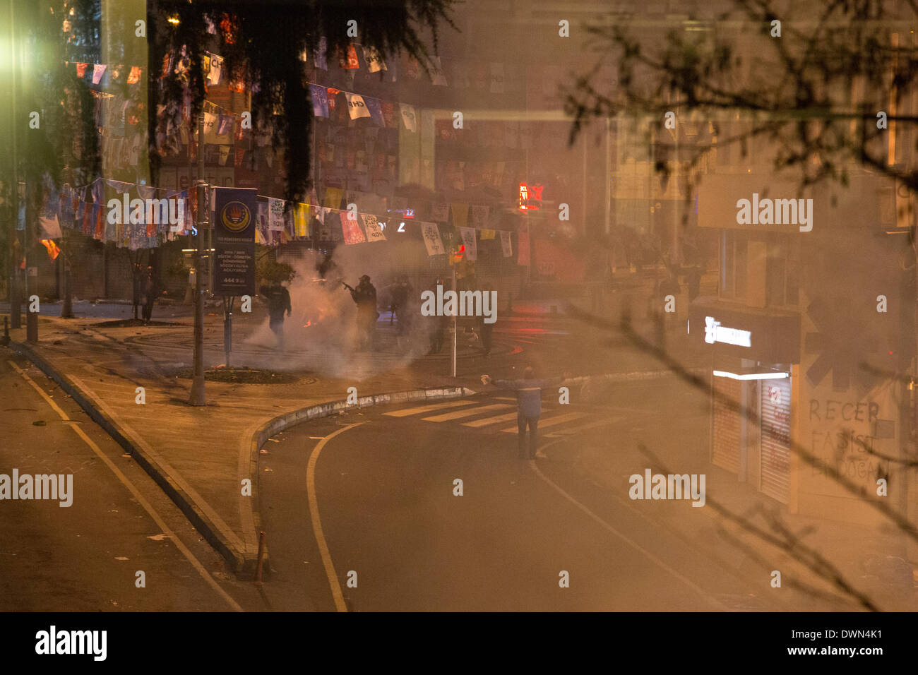 Landesweite Protesten führen zu Auseinandersetzungen zwischen zivilen Demonstranten und der Polizei in Kadiköy, Istanbul Stockfoto