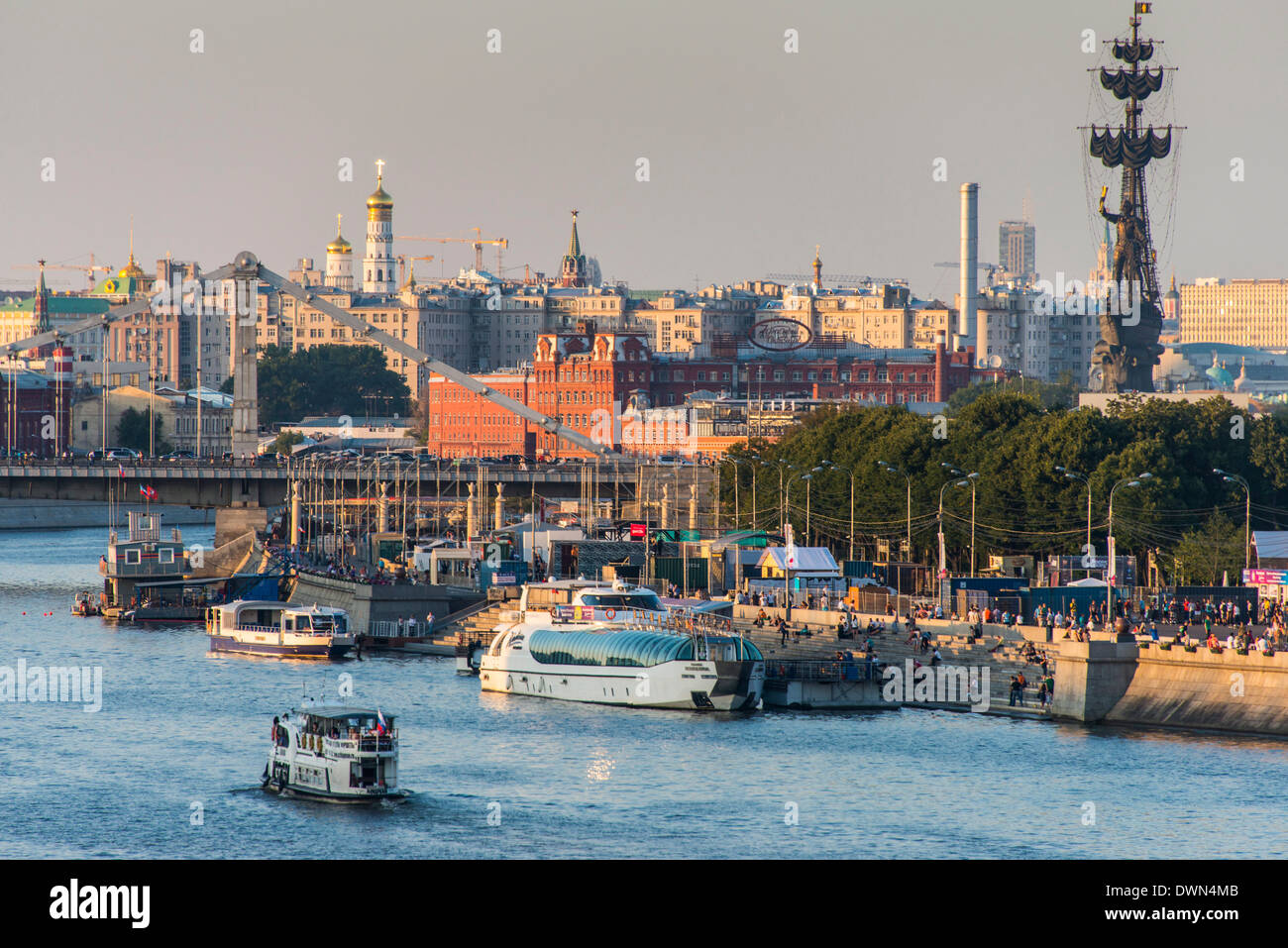Blick über die Stadt und die Moskwa (Moskwa) bei Sonnenuntergang, Moskau, Russland, Europa Stockfoto