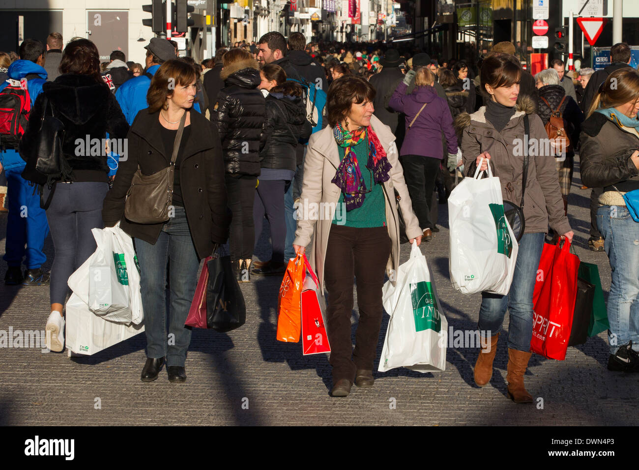 Frauen Mädchen Frau Mädchen Einkaufstasche Taschen Straße Stockfoto
