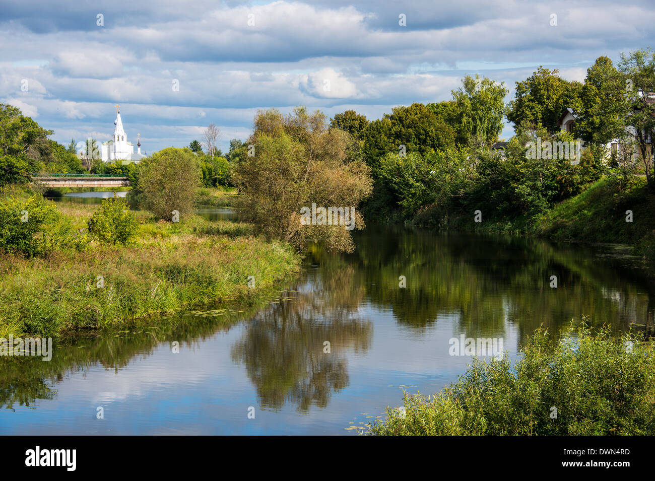 Die Kamenka-Fluss fließt durch Susdal, Goldener Ring, Russland, Europa Stockfoto