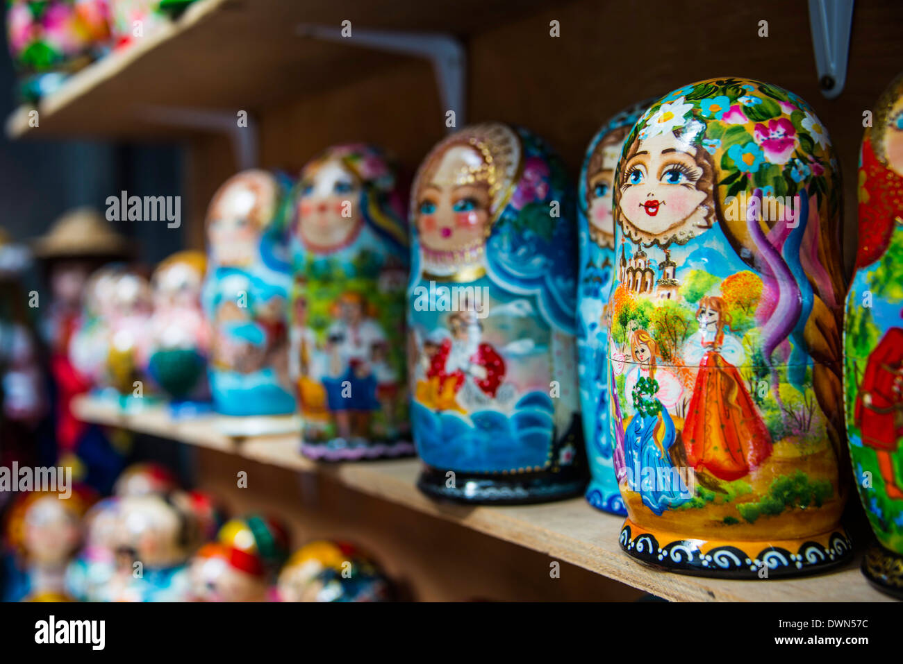 Russische Puppen zum Verkauf als Andenken in Kiew, Ukraine, Europa Stockfoto
