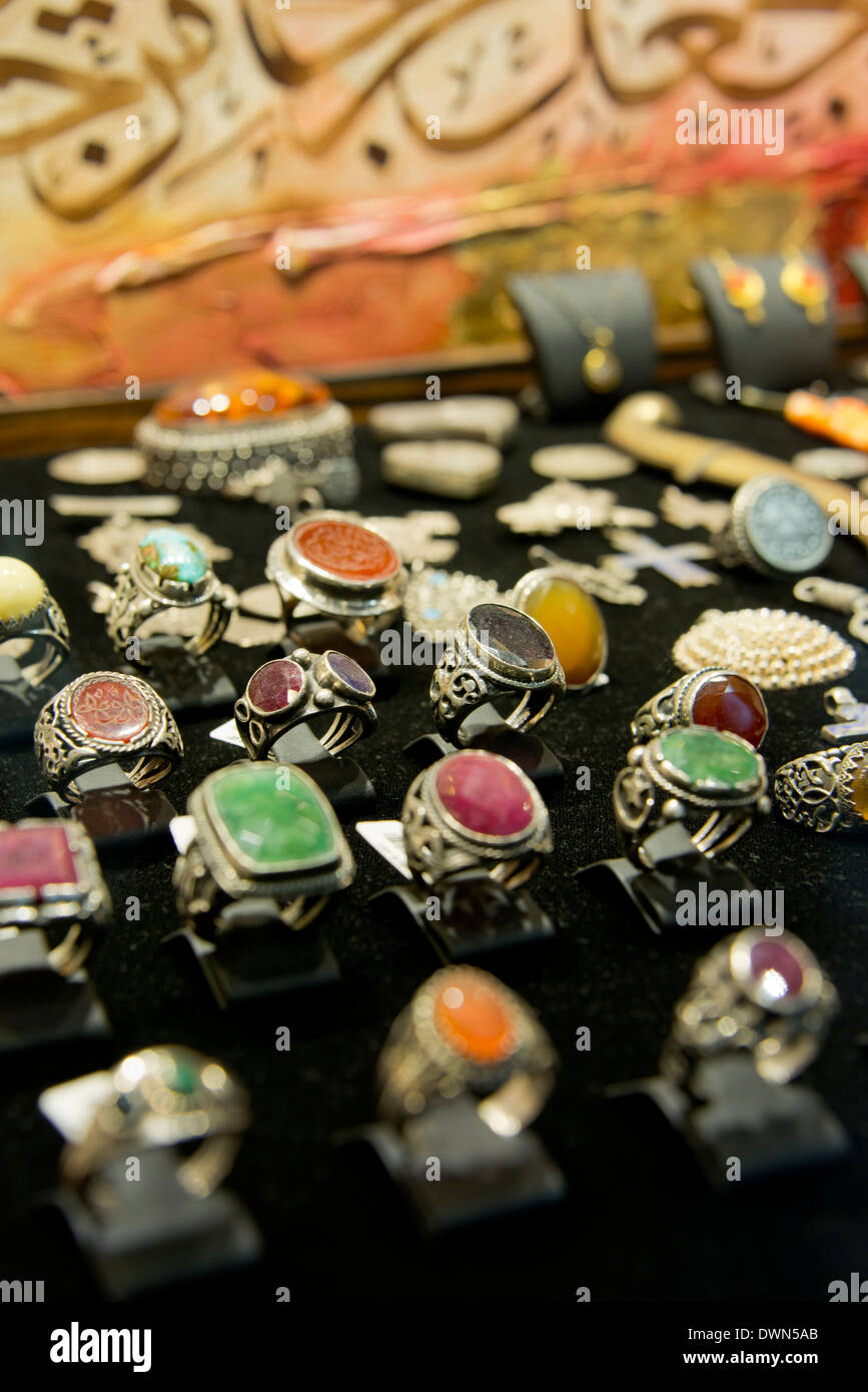 Asien, Türkei, Istanbul. Basar (aka Kapalicarsi). Souvenir-Ringe für Verkauf auf dem Basar. Stockfoto