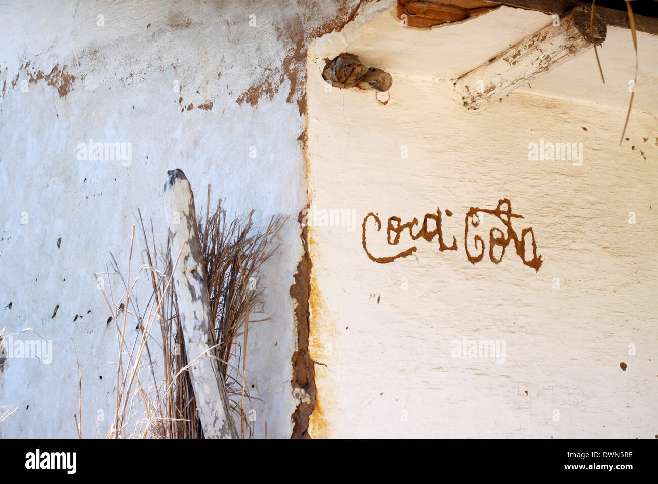 Logo von Coca Cola handschriftlich auf der Wand der lokalen Bar in Quirimbas National Park, Mosambik. Stockfoto