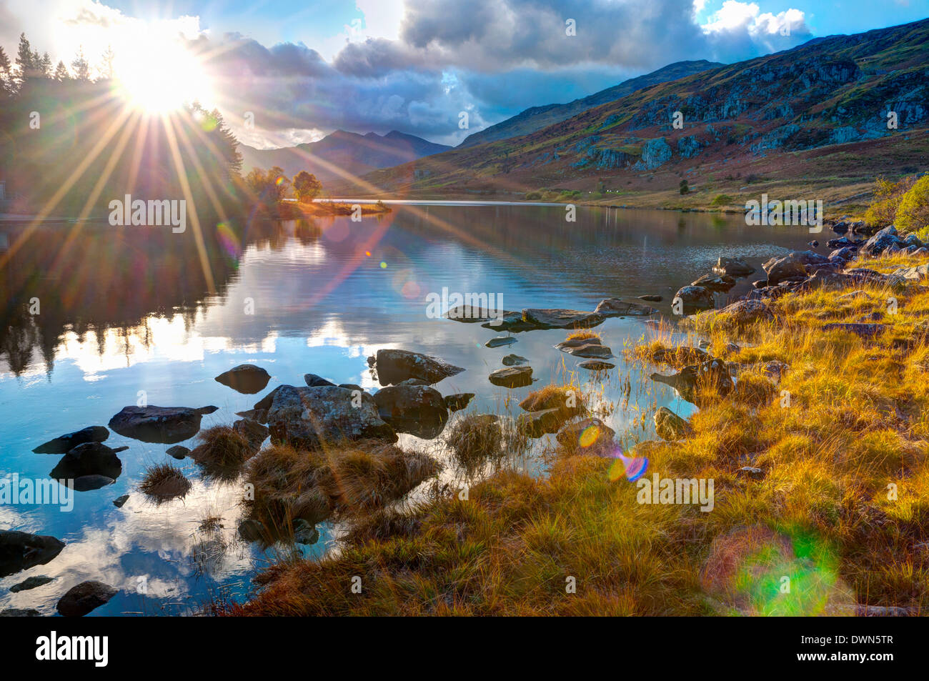 Dyffryn Mymbyr (Tal der Mymbyr), Llynnau Mymbyr (Mymbyr Seen), Mount Snowdon hinaus Snowdonia-Nationalpark, Wales, UK Stockfoto