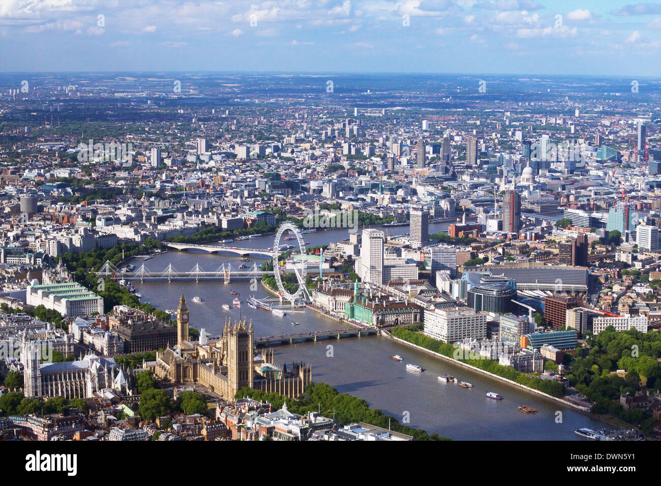 Luftaufnahme der Houses of Parliament, Westminster Abbey, London Eye und Themse, London, England, Vereinigtes Königreich, Europa Stockfoto