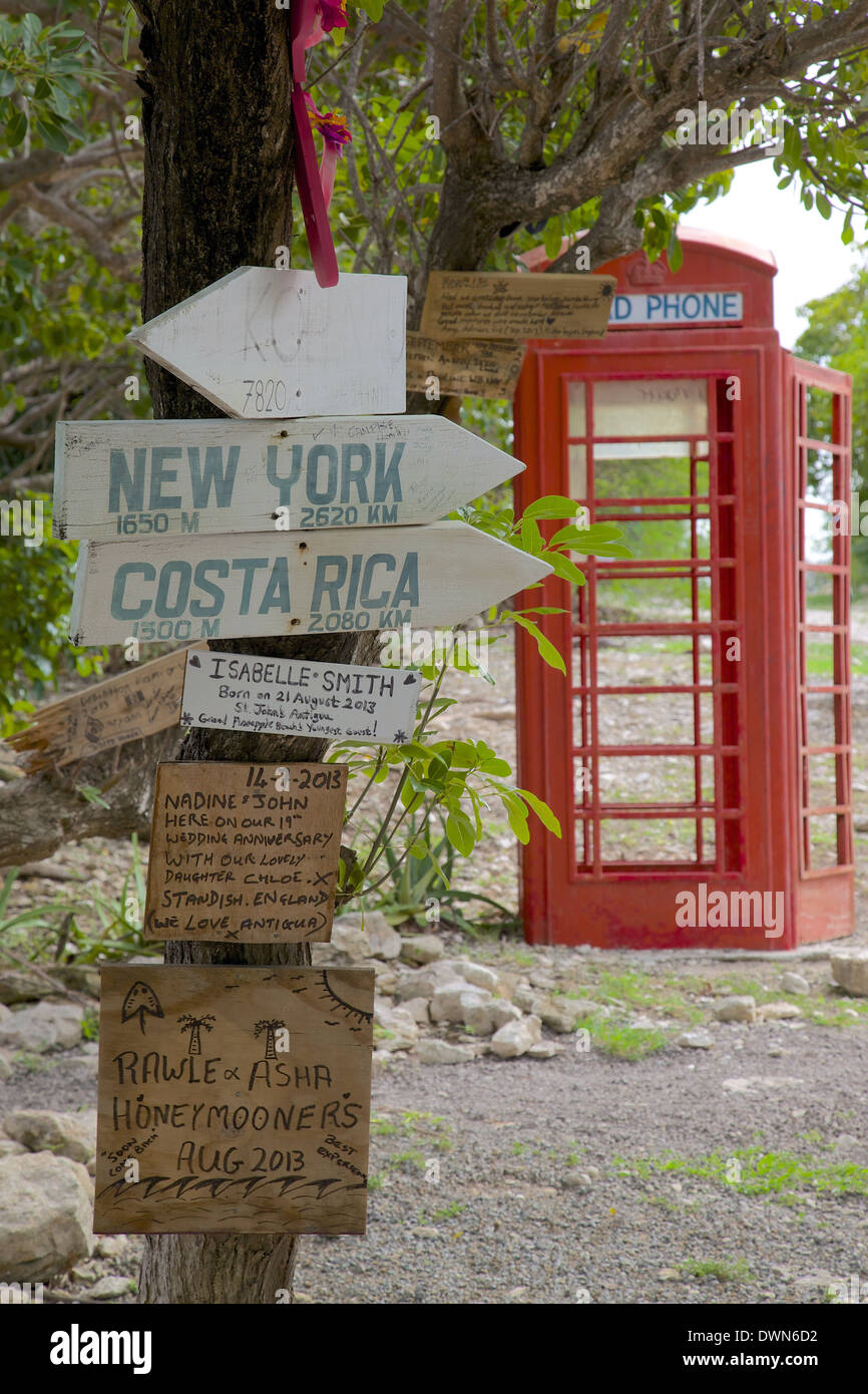 Rote Telefonzelle und Zeichen bei Mama Pasta, Long Bay, Antigua, Leeward-Inseln, West Indies, Karibik, Mittelamerika Stockfoto
