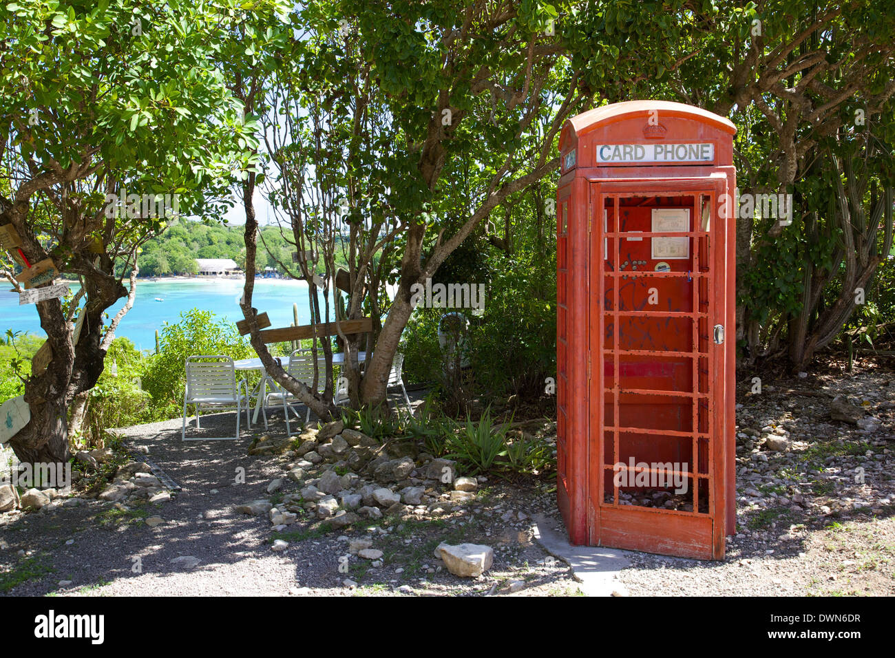 Rote Telefonzelle bei Mama Pasta, Long Bay, Antigua, Leeward-Inseln, West Indies, Karibik, Zentral-Amerika Stockfoto