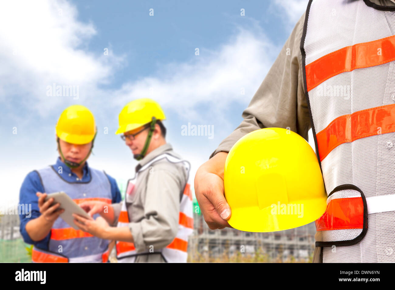 Zwei professionelle Bauunternehmer Diskussion das Projekt mit Tablet-pc. Stockfoto