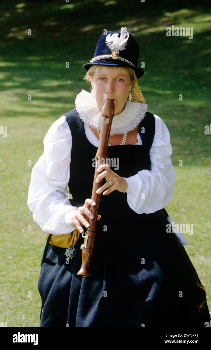 Stuart Periode, Frau spielt Holzblasinstrument, Reenactment 17. Jahrhunderts Musik Mode Mode Kostüm Kostüme England UK Musikinstrumente Stockfoto