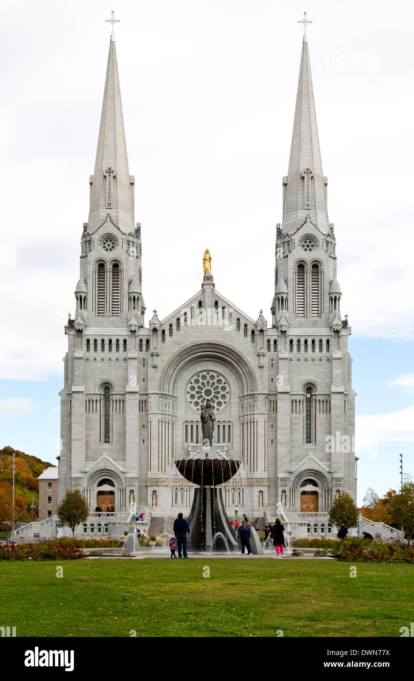 Fassade der Basilika Sainte Anne De Beaupre in Quebec, Kanada mit Brunnen und Statue der Heiligen Anna vor Stockfoto
