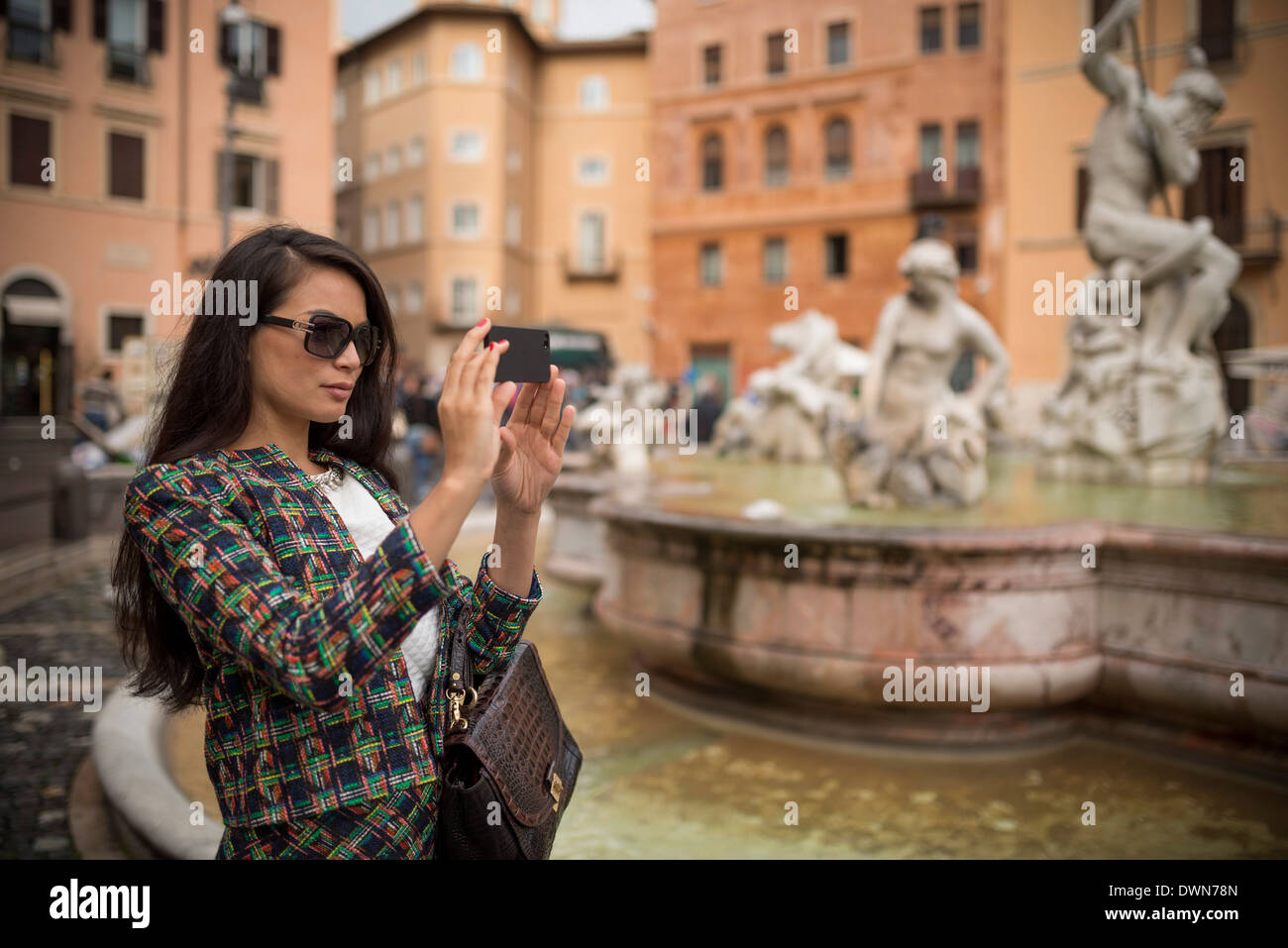 Junge Frau, die das Fotografieren mit Handy, Piazza Navona, Rom, Latium, Italien, Europa Stockfoto