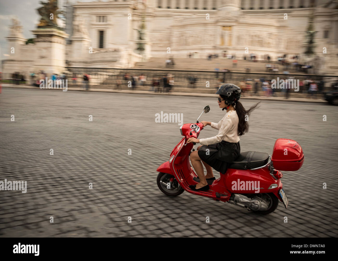 Junge Frau Reiten Vespa moped durch Straßen vor Vittorio Emanuele Denkmal, Rom, Latium, Italien, Europa Stockfoto