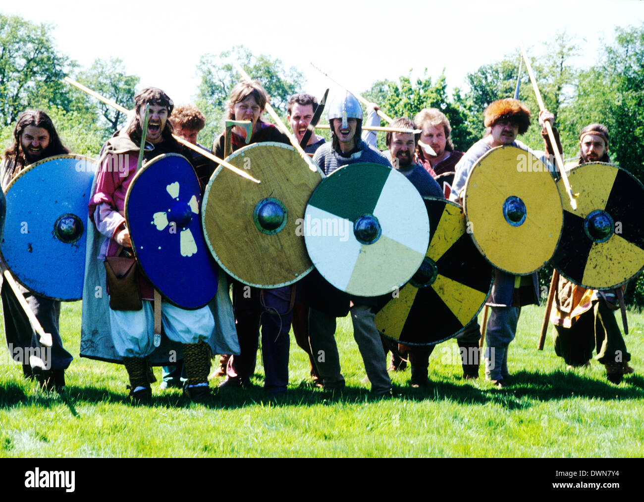 Wikinger-Krieger, 9. Jahrhundert Reenactment, Krieger Soldat Soldaten Schilde Waffen England UK Stockfoto