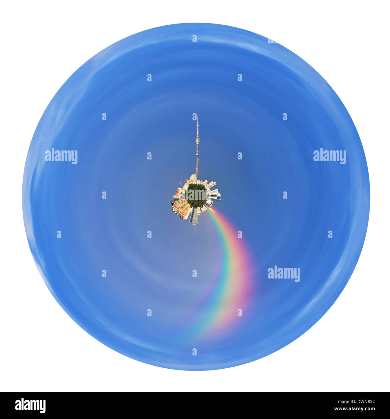 kleine Planeten - sphärische Stadtpanorama von Moskau mit Fernsehturm und Regenbogen in blauen Himmel isoliert auf weißem Hintergrund Stockfoto