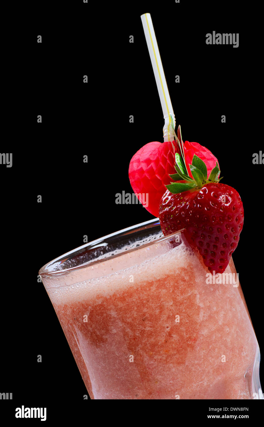 Erdbeer Smoothie auf schwarzem Hintergrund Stockfoto