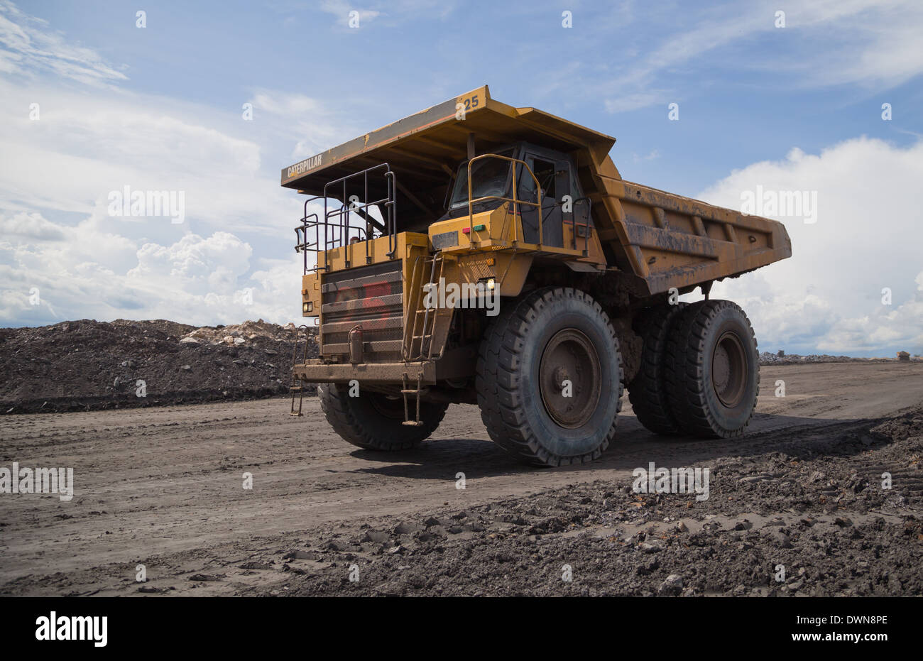 Ein Caterpillar Muldenkipper kehrt von dumping Abfälle auf einer Halde in einer großen Tagebau Kupfer-Mine. Stockfoto