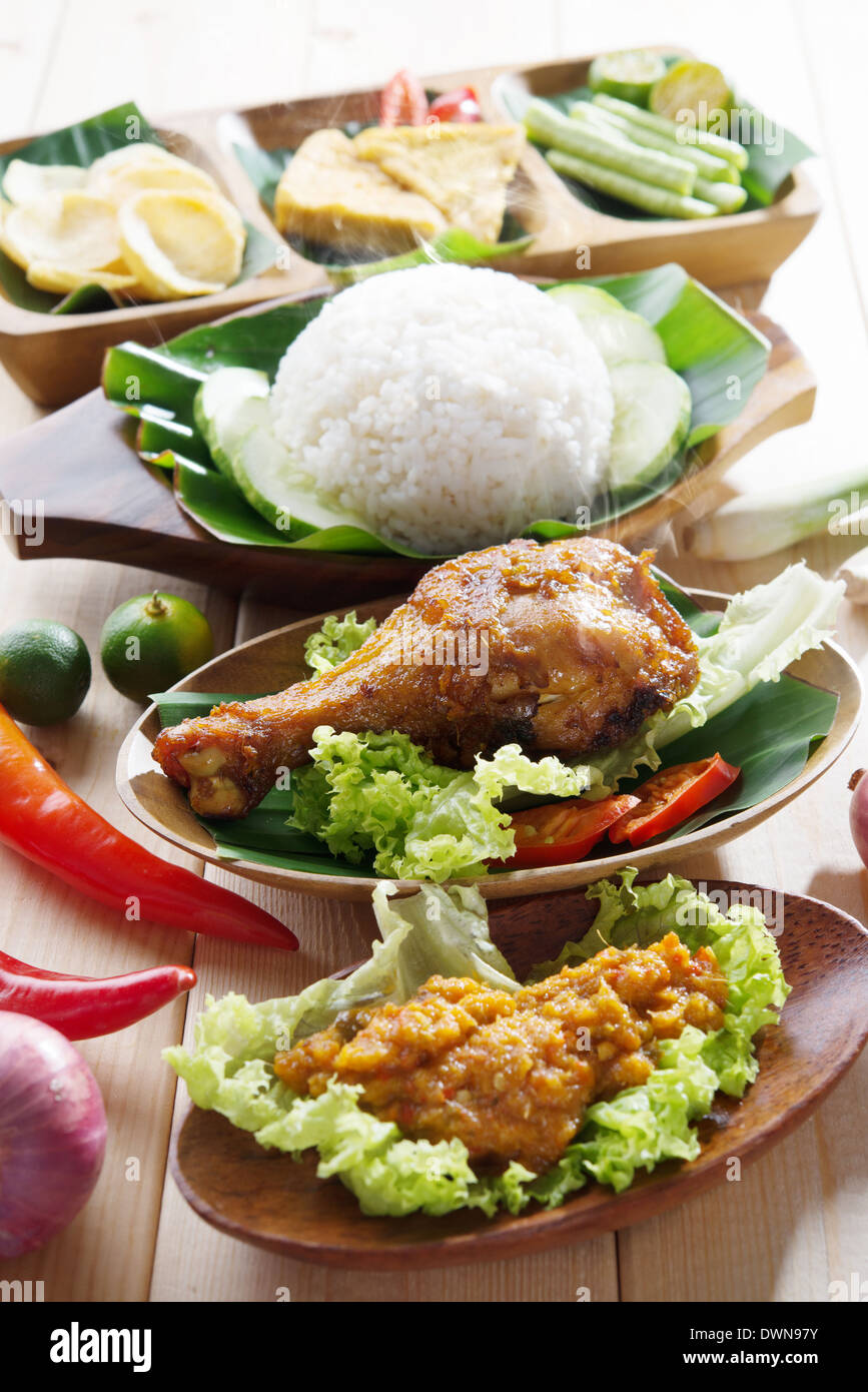 Berühmte traditionelle Malaiische Küche. Köstliches Nasi Ayam Penyet mit Sambal Belacan. Lokalkolorit. Frisch heiß mit Dampf Rauch. Stockfoto