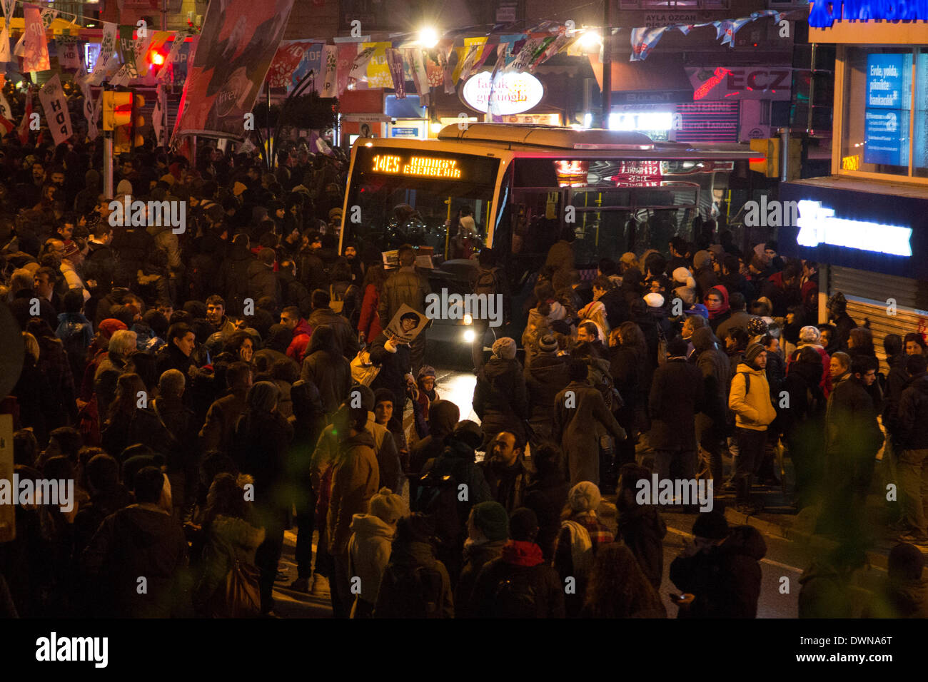 Landesweite Protesten führen zu Auseinandersetzungen zwischen zivilen Demonstranten und der Polizei in Kadiköy, Istanbul am 03.11.2014 Stockfoto