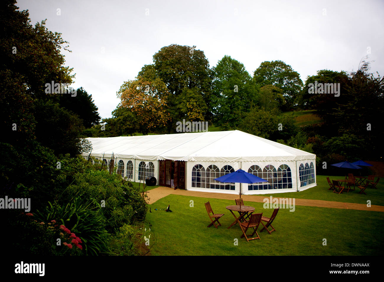 Traditionelles Festzelt für Hochzeitsempfänge im englischen Garten. Stockfoto