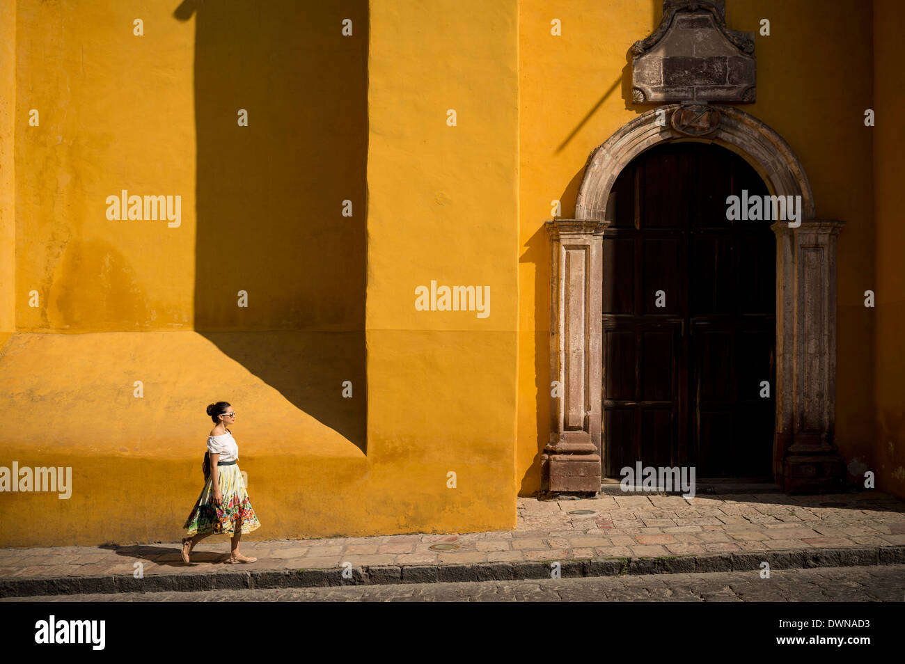 Frau zu Fuß entlang der Straße, San Miguel de Allende, Guanajuato, Mexiko, Nordamerika Stockfoto
