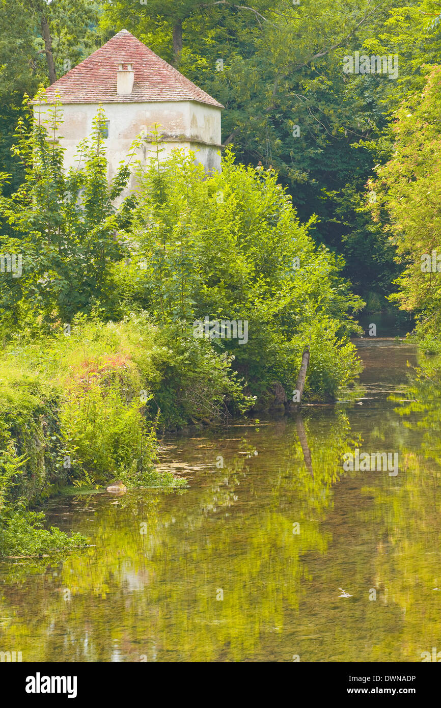 Eine ruhige Szene im Dorf Noyers Sur Serein, Yonne, Burgund, Frankreich, Europa Stockfoto