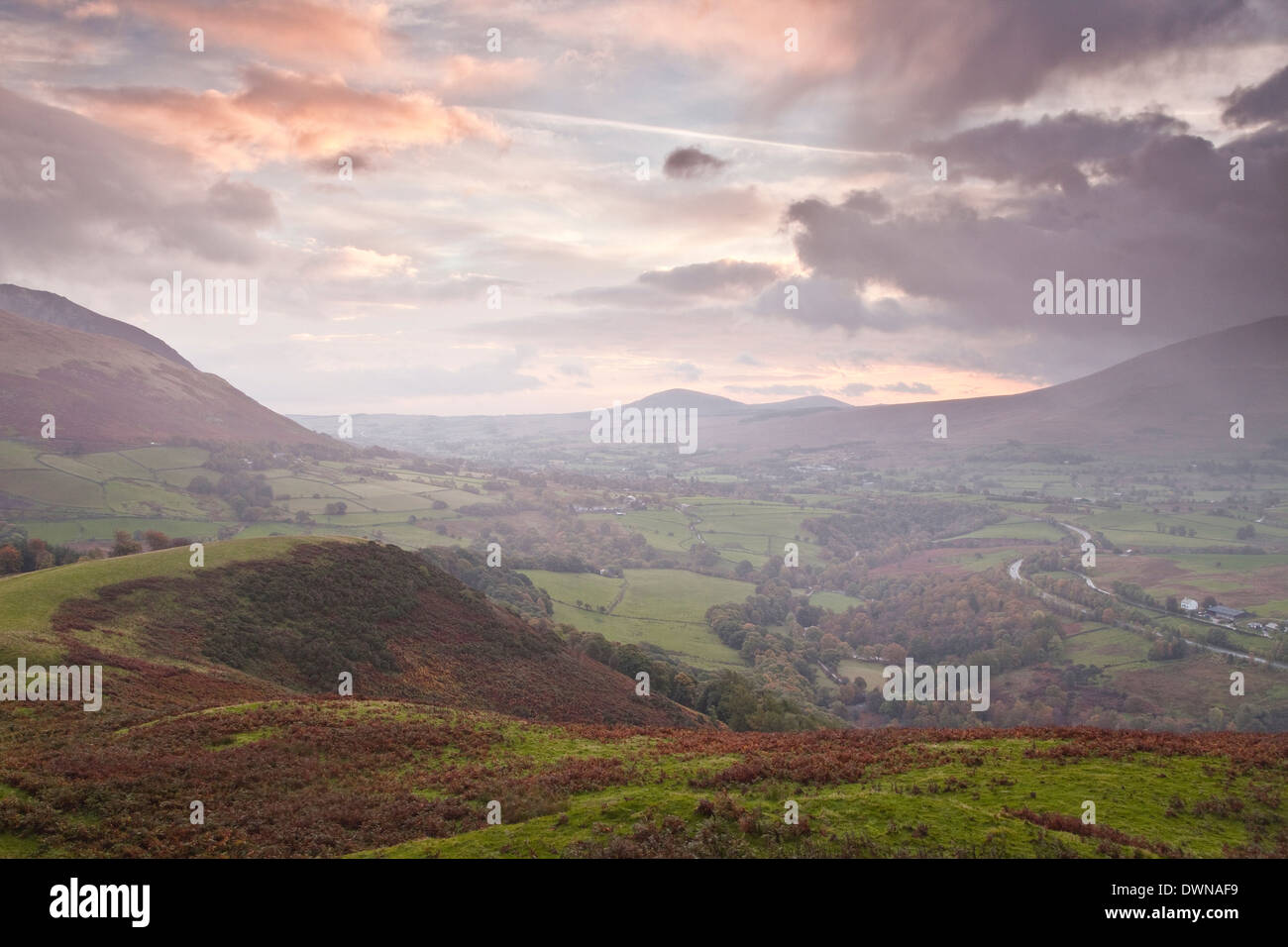 Regen-Wolken-Schlacht mit den Sonnenaufgang über dem See-Bezirk in der Nähe von Keswick, Cumbria, England, Vereinigtes Königreich, Europa Stockfoto