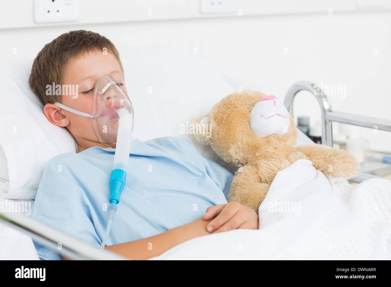 Junge mit Sauerstoff Maske schlafen neben Teddy bear Stockfotografie - Alamy