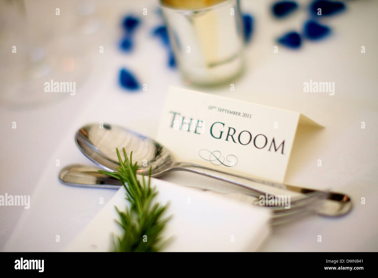 Details der Hochzeit Tisch mit einem Namensschild für den Bräutigam Stockfoto