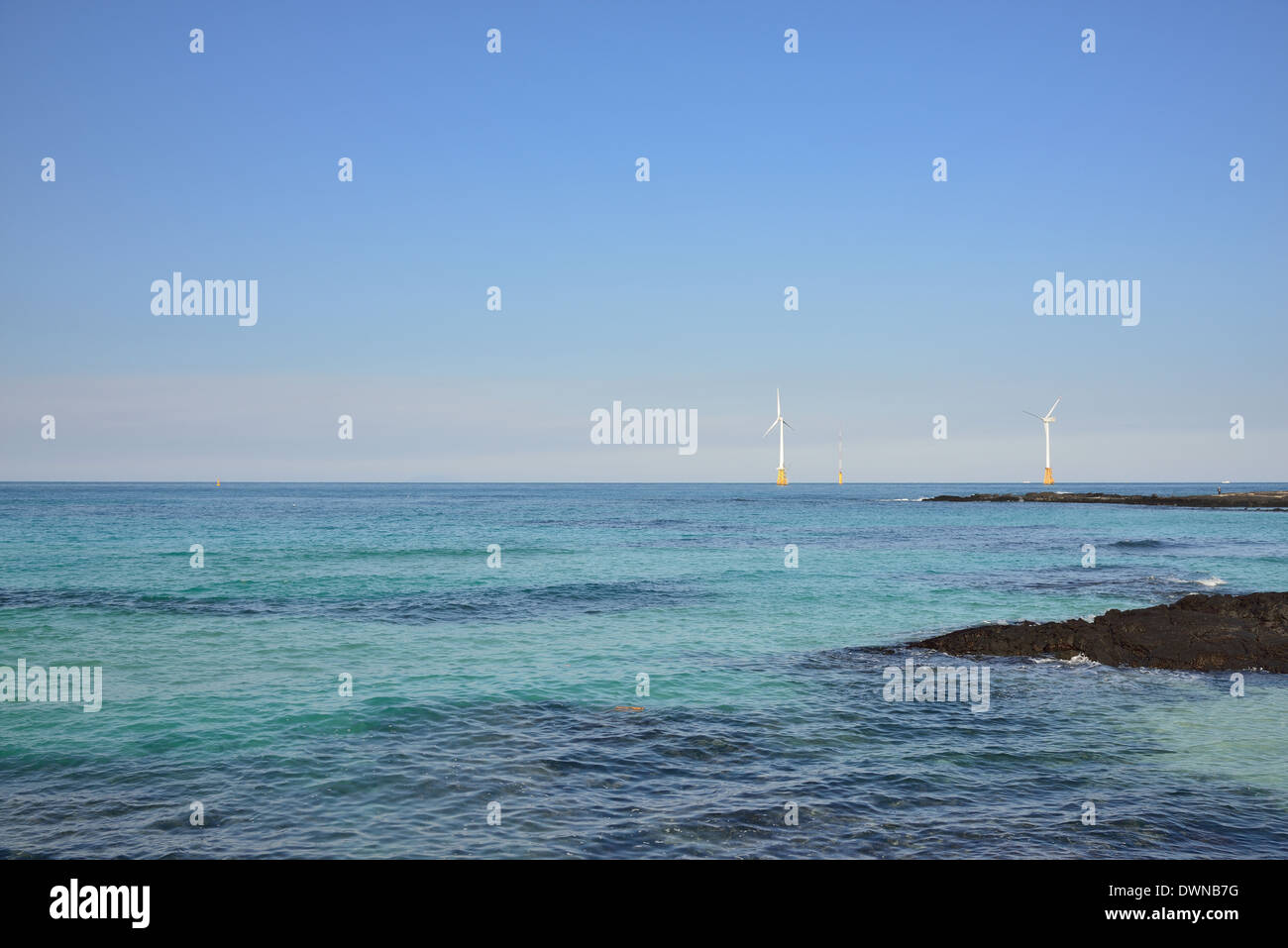 Windkraftanlagen im Meer, Insel Jeju Stockfoto