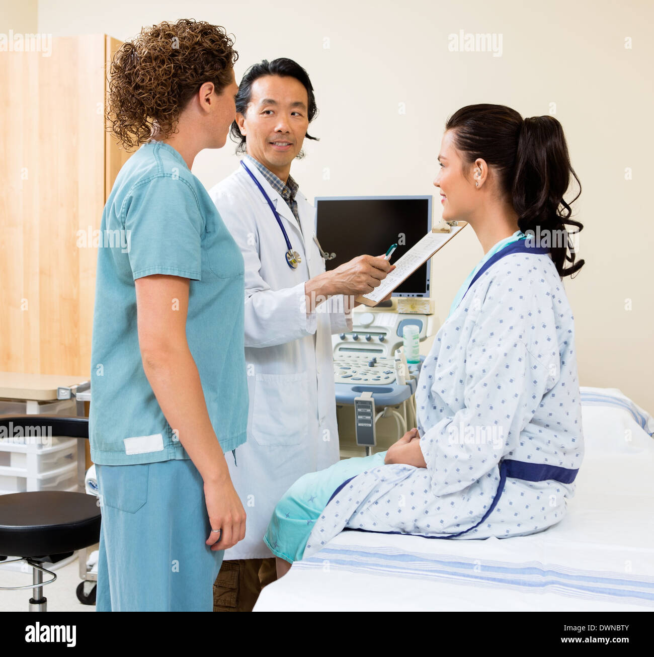 Ärzteteam mit Patienten In Sonographie Zimmer Stockfoto