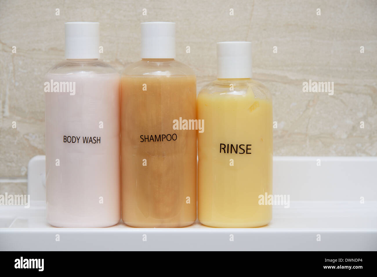 Drei Flaschen Shampoo oder Spülung mit Bezeichnung Stockfoto